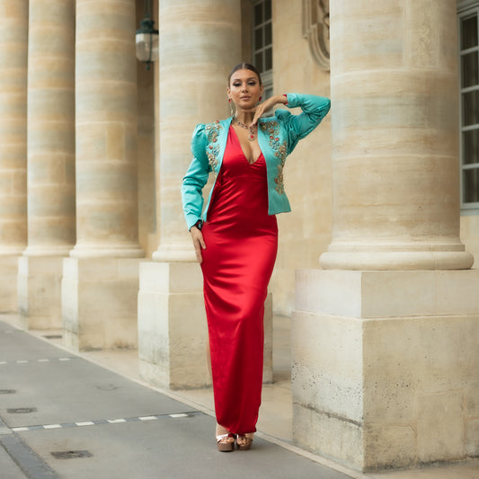 Bedroune rouge avec sa veste bleue