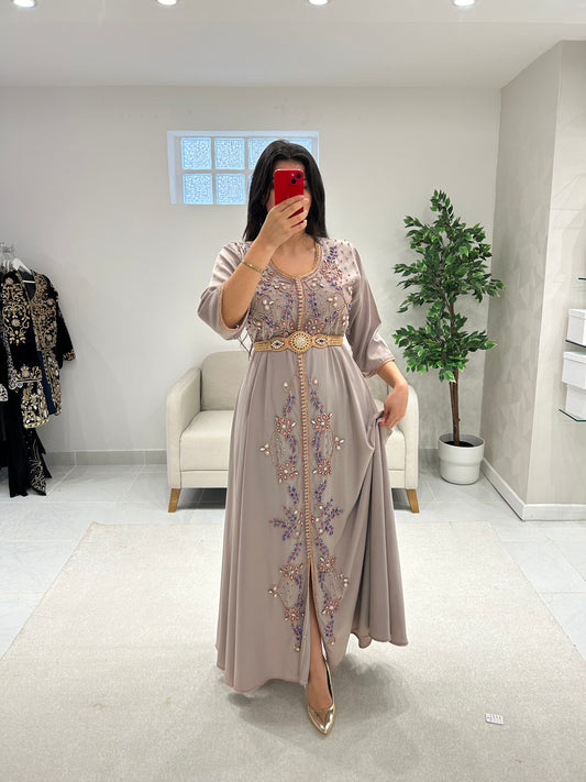 Caftan taupe perlé